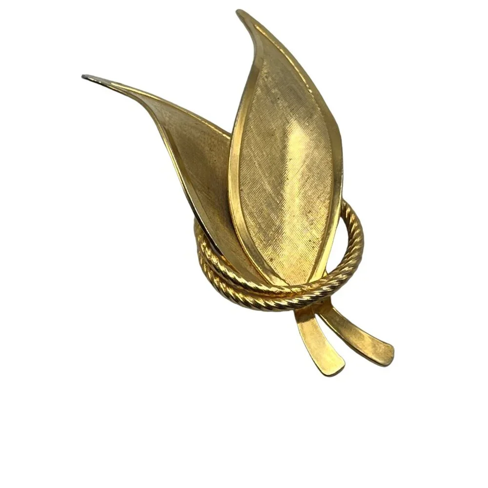 Vintage Brooch 2 Leaves Brushed Gold Tone in Textured Circles Lapel Pin‎